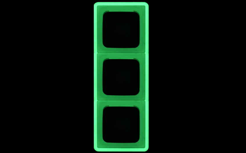 dreifache Schalter und Steckdosenumrandung mit leuchtender Farbe